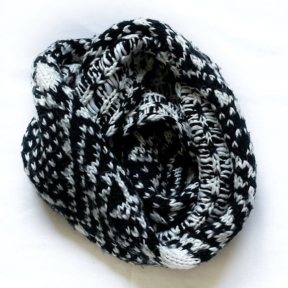 American Eagle Outfitters Circle Winter Knit Scarf